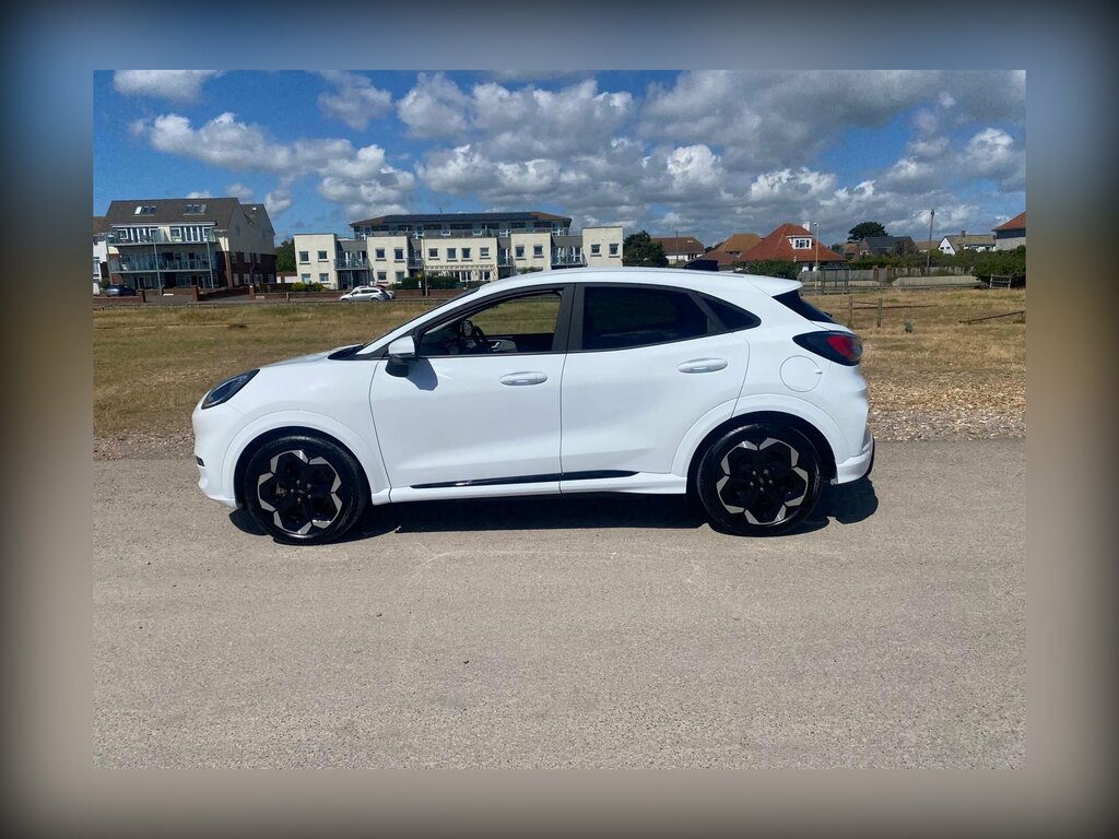 Ford Puma Premium . White