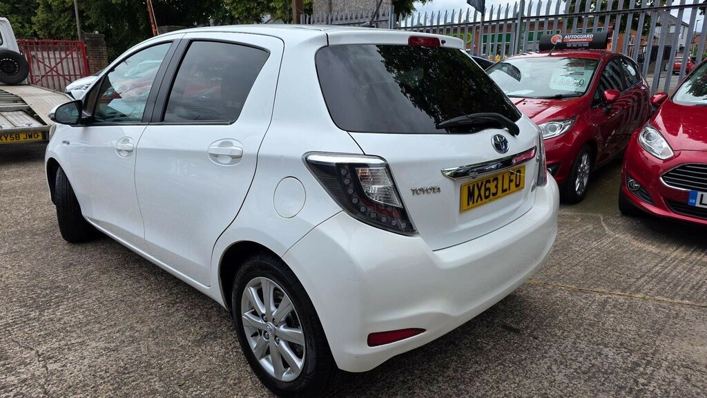 Toyota Yaris 1.5 Vvt-h T4 Cvt Euro 5 White #4