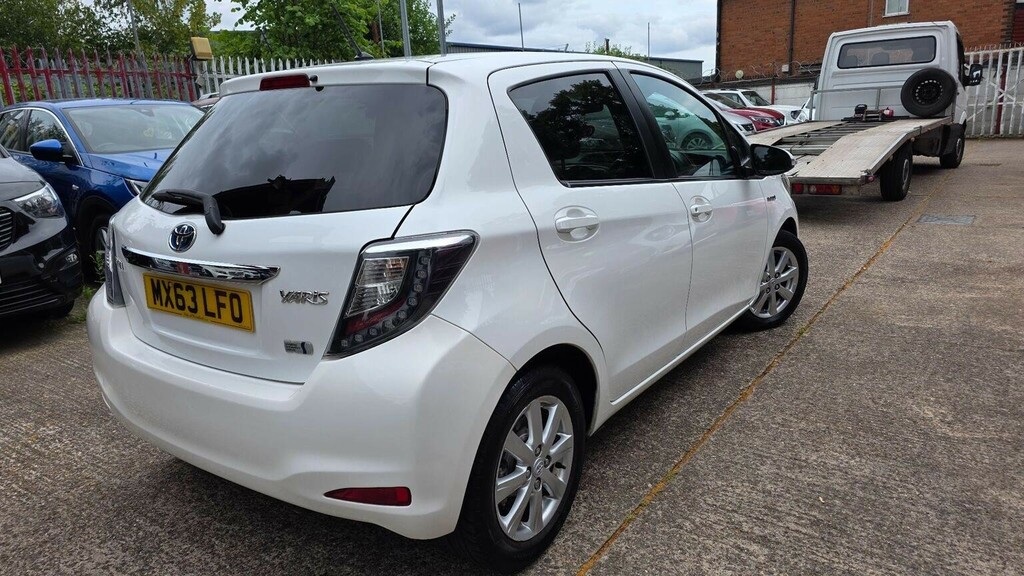 Toyota Yaris 1.5 Vvt-h T4 Cvt Euro 5 White #3
