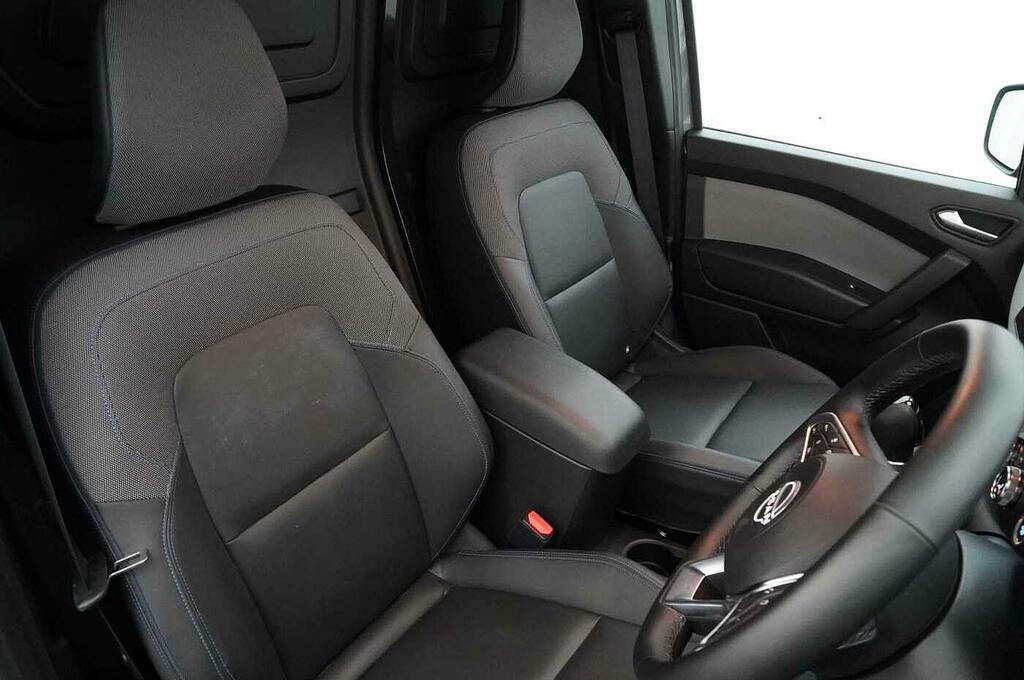 Nissan TOWNSTAR Acenta White #18