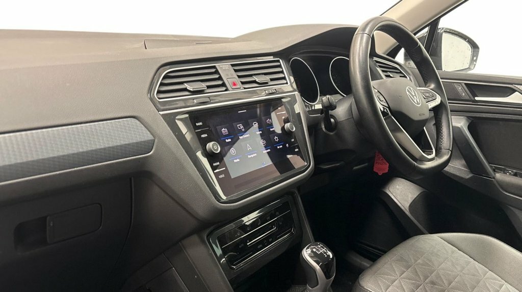 Volkswagen Tiguan 1.5L Life Black #4