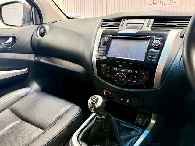Nissan Navara Pickup White #11