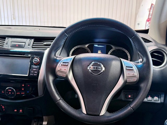 Nissan Navara Pickup White #9