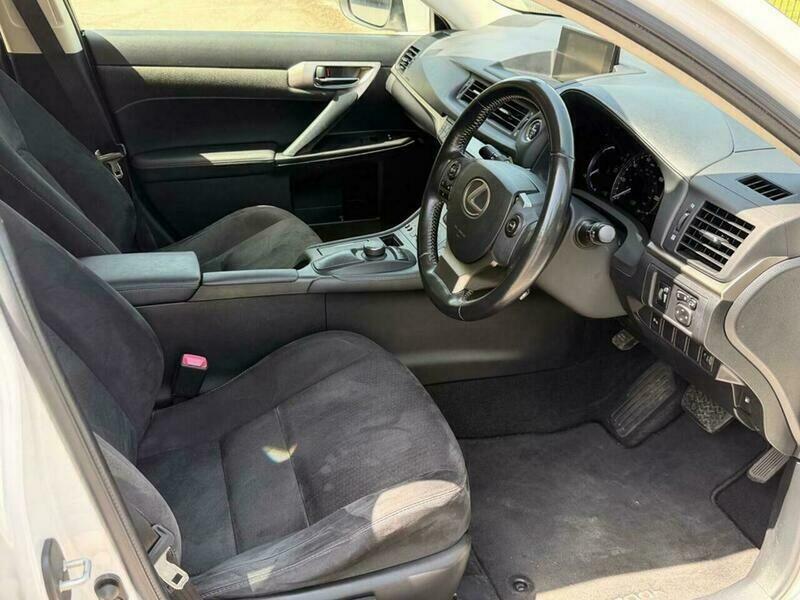 Lexus CT 200H Advance Cvt Euro White #4