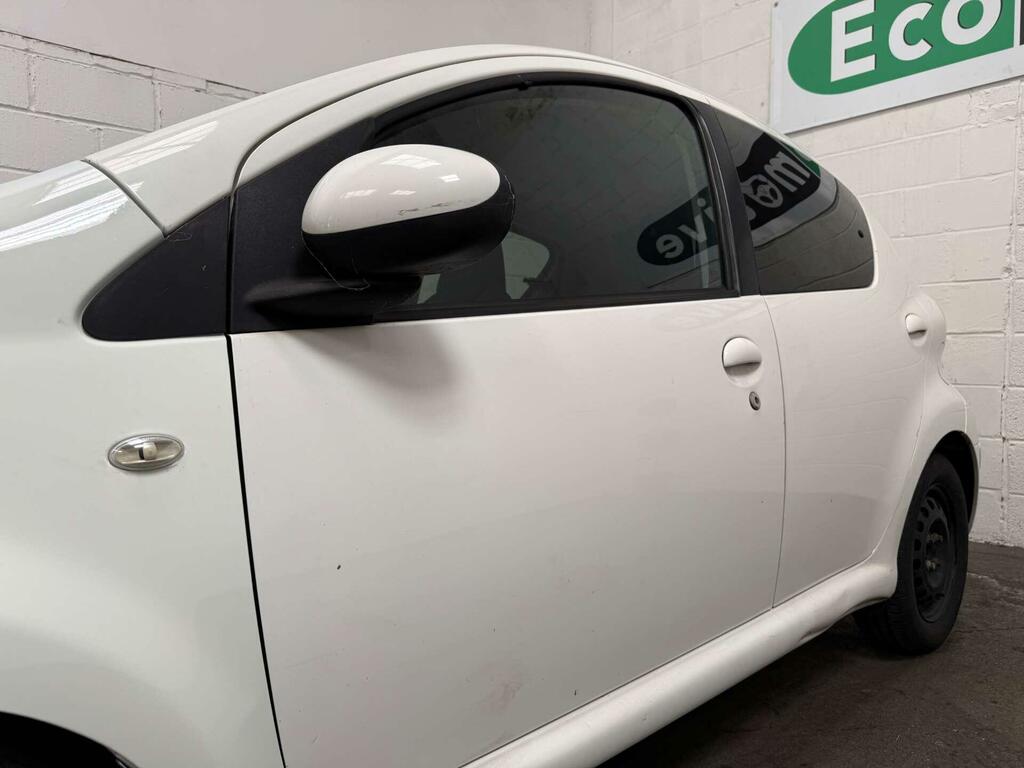 Toyota Aygo Fire White #6