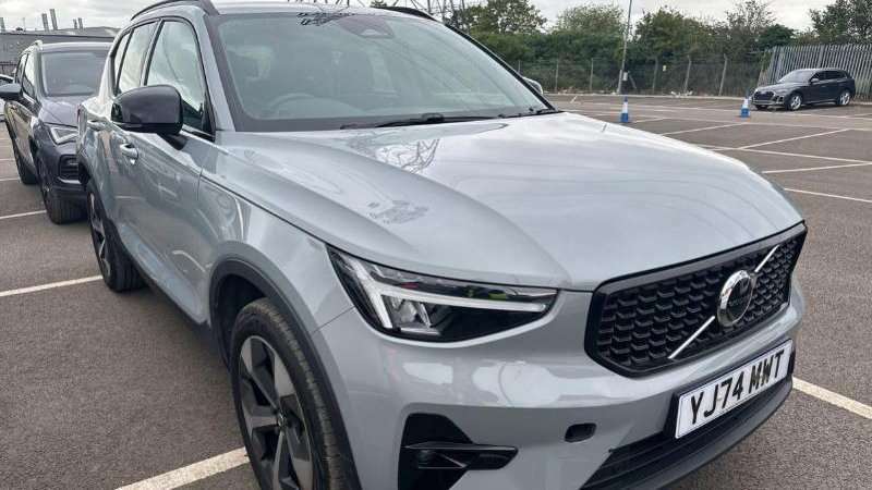 Volvo XC40 2.0 B4p Plus Dark 2025 Grey