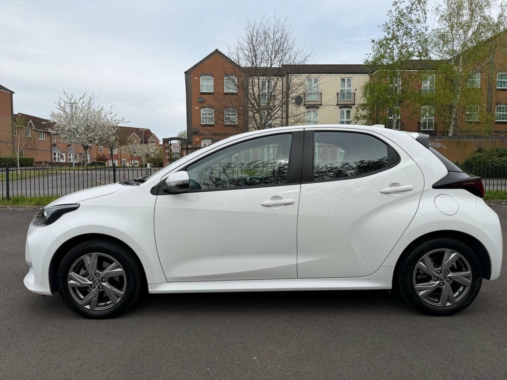 Toyota Yaris 1.5 Hybrid Icon Cvt RV74XCY White #6