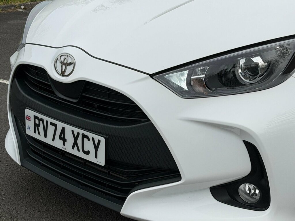 Toyota Yaris 1.5 Hybrid Icon Cvt RV74XCY White #5