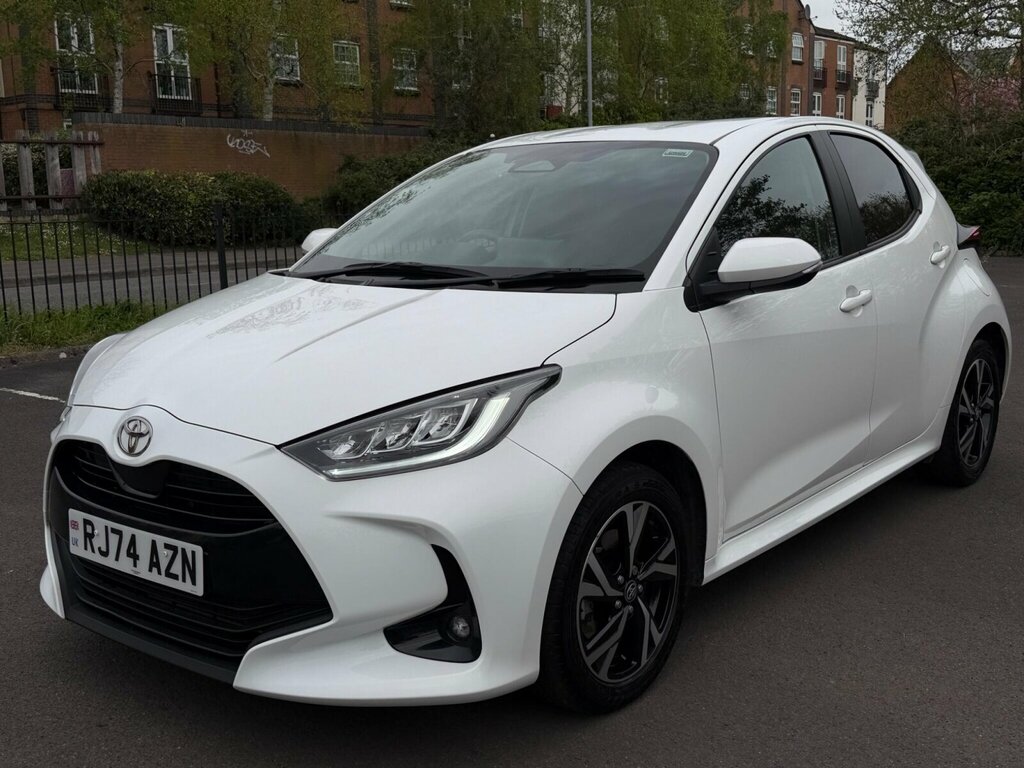 Toyota Yaris 1.5 Hybrid Design Cvt RJ74AZN White #4