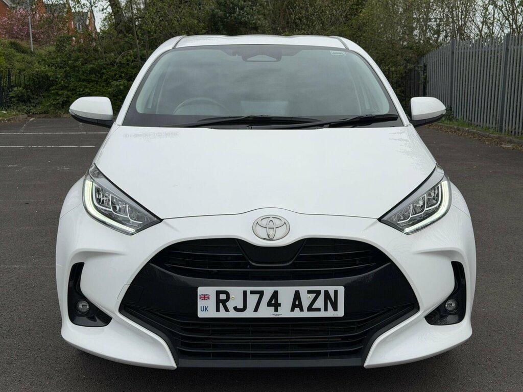 Toyota Yaris 1.5 Hybrid Design Cvt RJ74AZN White #3