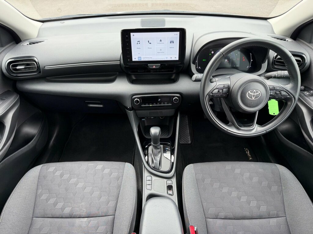 Toyota Yaris 1.5 Hybrid Design Cvt RJ74AZN White #2