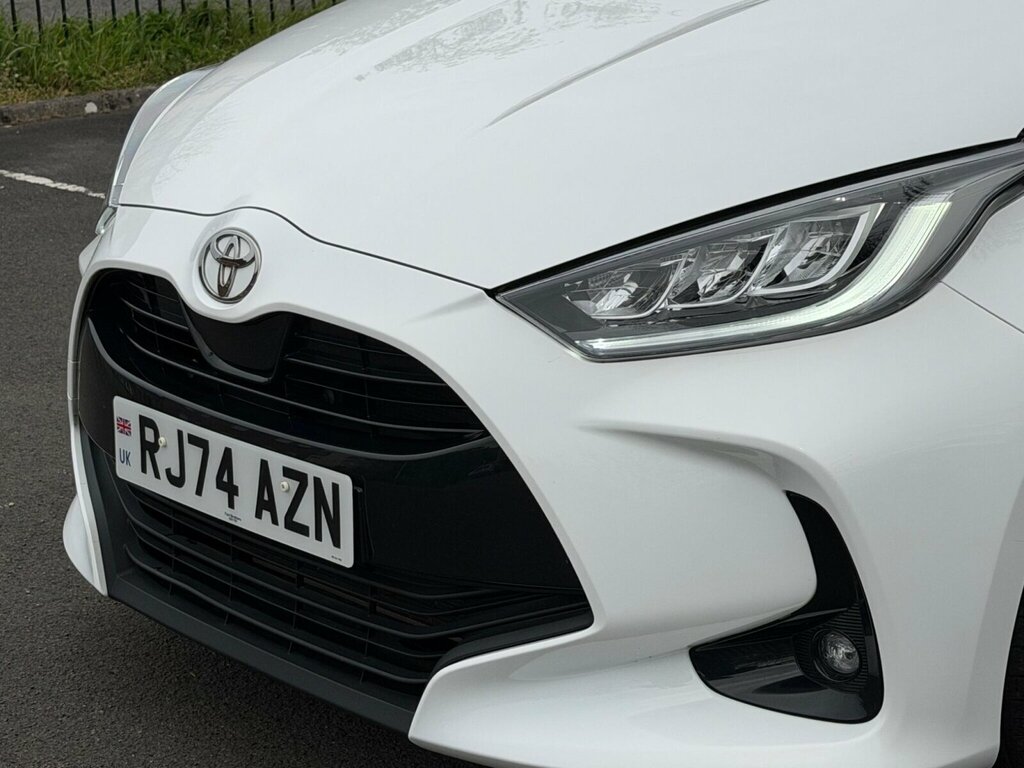 Toyota Yaris 1.5 Hybrid Design Cvt RJ74AZN White #5