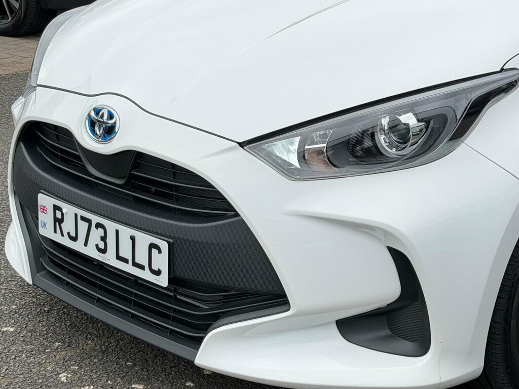 Toyota Yaris 1.5 Hybrid Icon Cvt RJ73LLC White #4