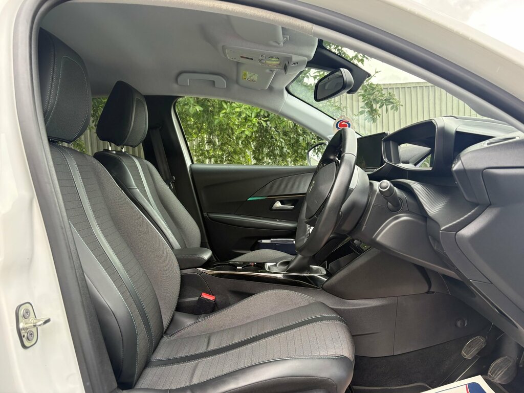 Peugeot 208 1.2 Puretech Allure Premium Hatchback M PY70CKG White #4