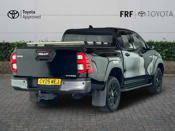 Toyota HILUX Invincible X Dc 2.8 Hybrid 48V Black #2