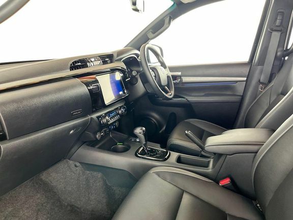 Toyota HILUX Invincible X Dc 2.8 Hybrid 48V Black #5