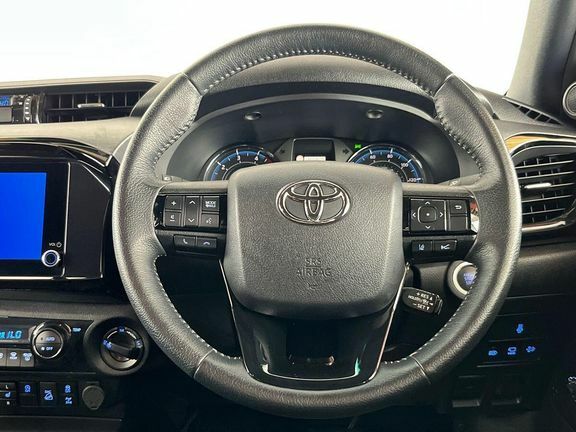 Toyota HILUX Invincible X Dcab Pick Up 2.8 D 48V White #10