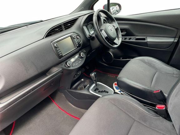 Toyota Yaris Excel 1.5 Hybrid Red #5