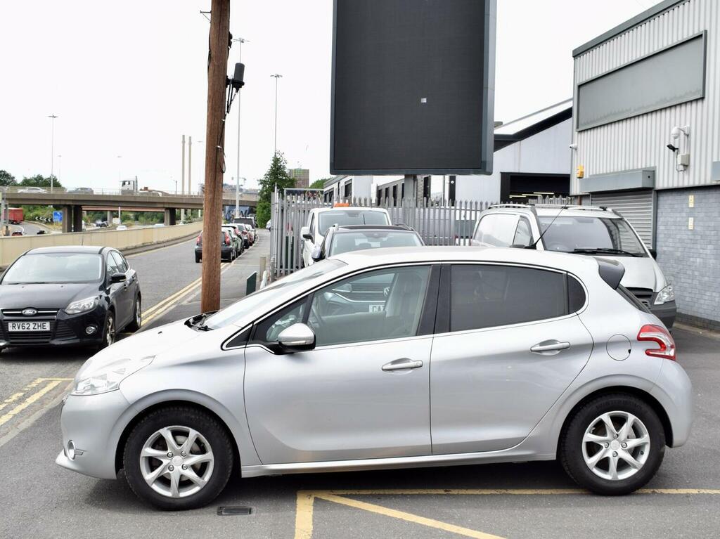Peugeot 208 Hatchback 1.4 E-hdi Allure Egc Euro 5 Ss 2 Silver #4