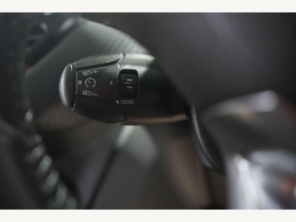 Peugeot 208 Hatchback 1.2 Puretech Allure Euro 6 201565 White #19