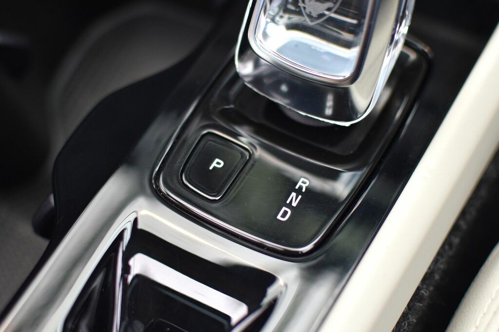 Volvo XC40 2.0 T4 R-design Pro Awd Euro 6 Ss White #69