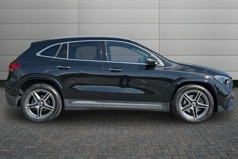 Mercedes-Benz GLA Class Gla200 Amg Line Executive Black #3