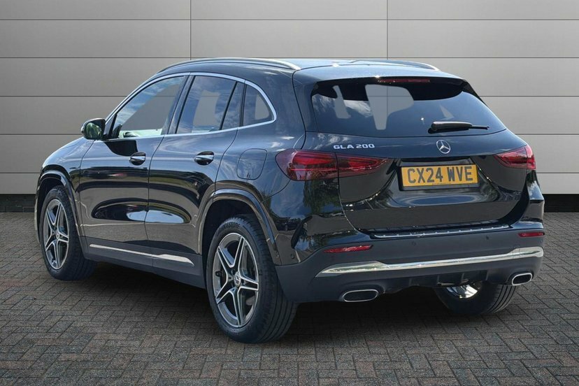 Mercedes-Benz GLA Class Gla200 Amg Line Executive Black #2