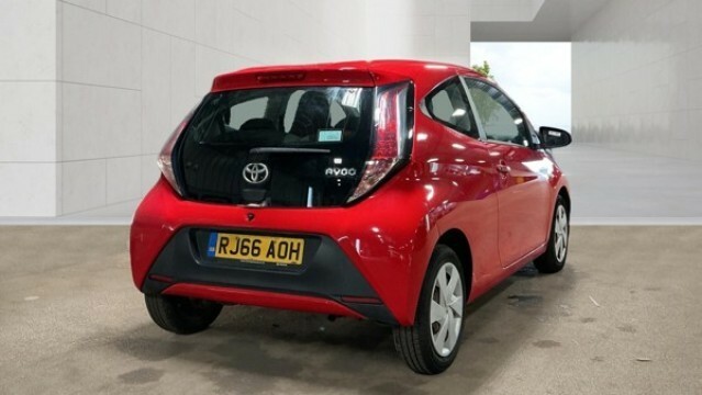 Toyota Aygo 1.0 Vvt-i X-play Red #4