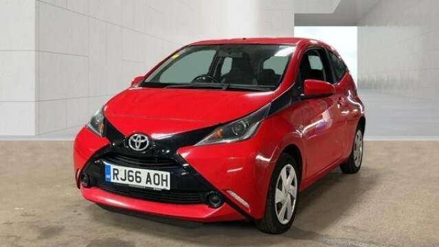 Toyota Aygo 1.0 Vvt-i X-play Red #2