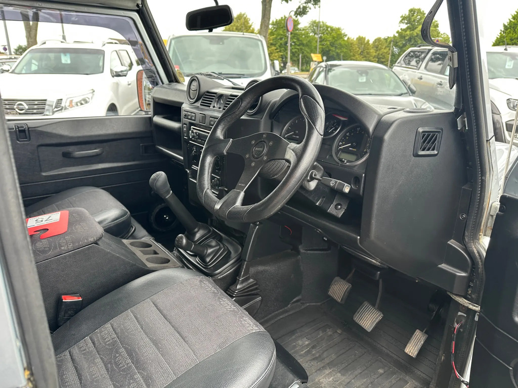 Land Rover Defender 90 2.4L Xs Black #8
