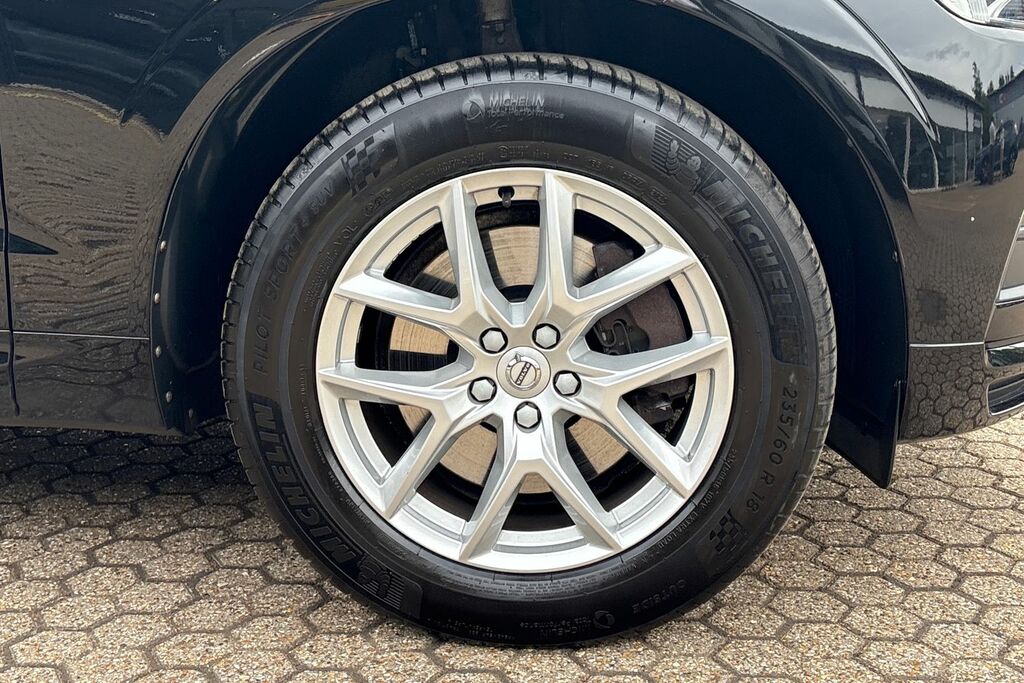 Volvo XC60 Momentum Black #5