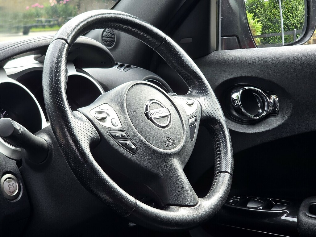 Nissan Juke Tekna Red #4