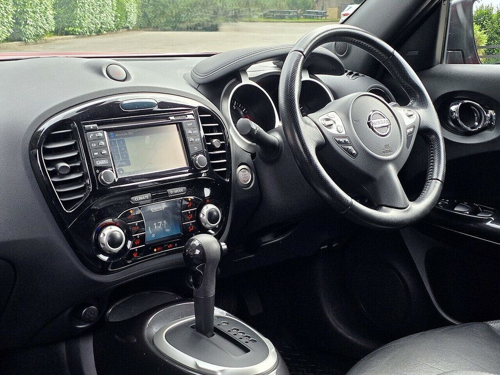 Nissan Juke Tekna Red #2