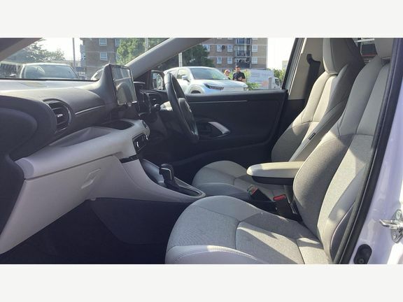 Toyota Yaris Excel White #5