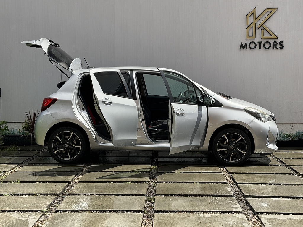 Toyota Yaris 1.33 Dual Vvt-i Sport Hatchback FP64XUU Silver #4