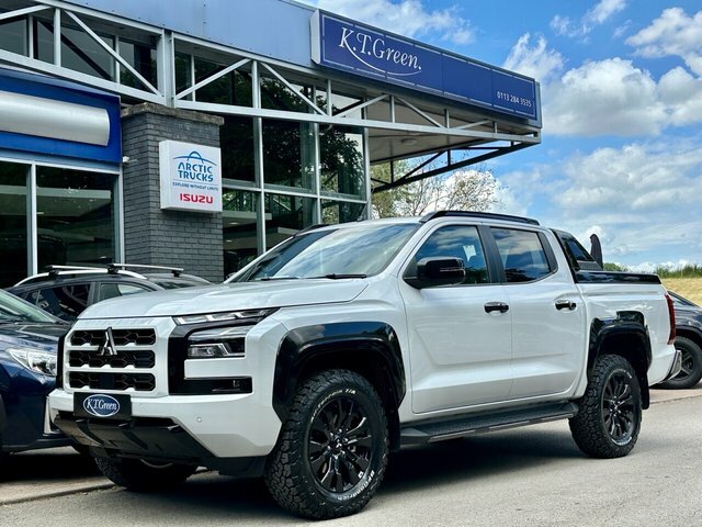 Mitsubishi L200 2.4 Bi-turbo Barbarian Pickup Double Cab Diese White