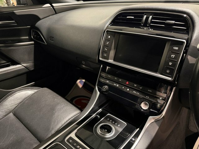 Jaguar XE R-sport Saloon Blue #38