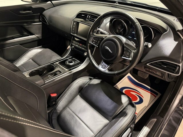 Jaguar XE R-sport Saloon Blue #25