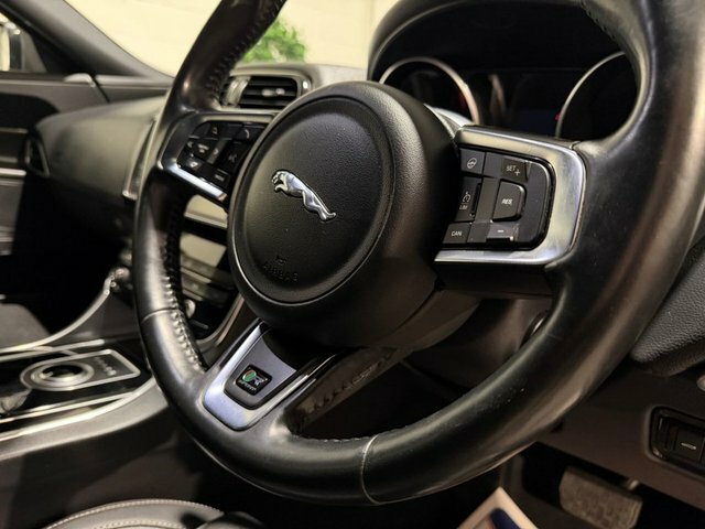 Jaguar XE R-sport Saloon Blue #32