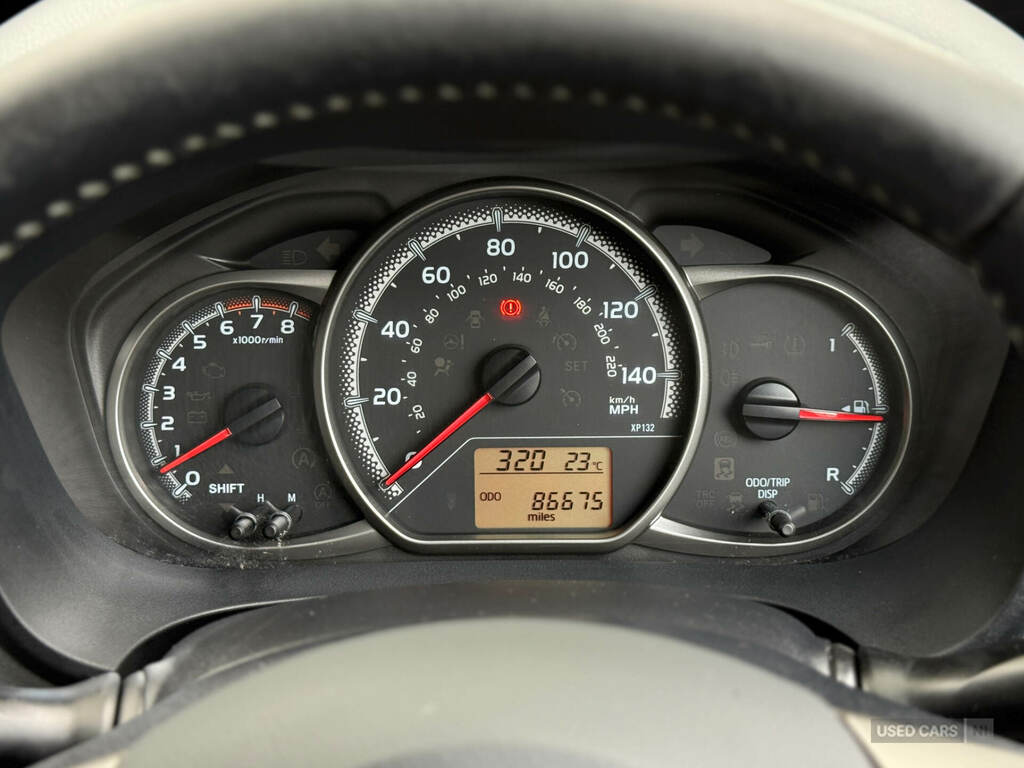 Toyota Yaris Hatchback Vvt-i Icon Red #26