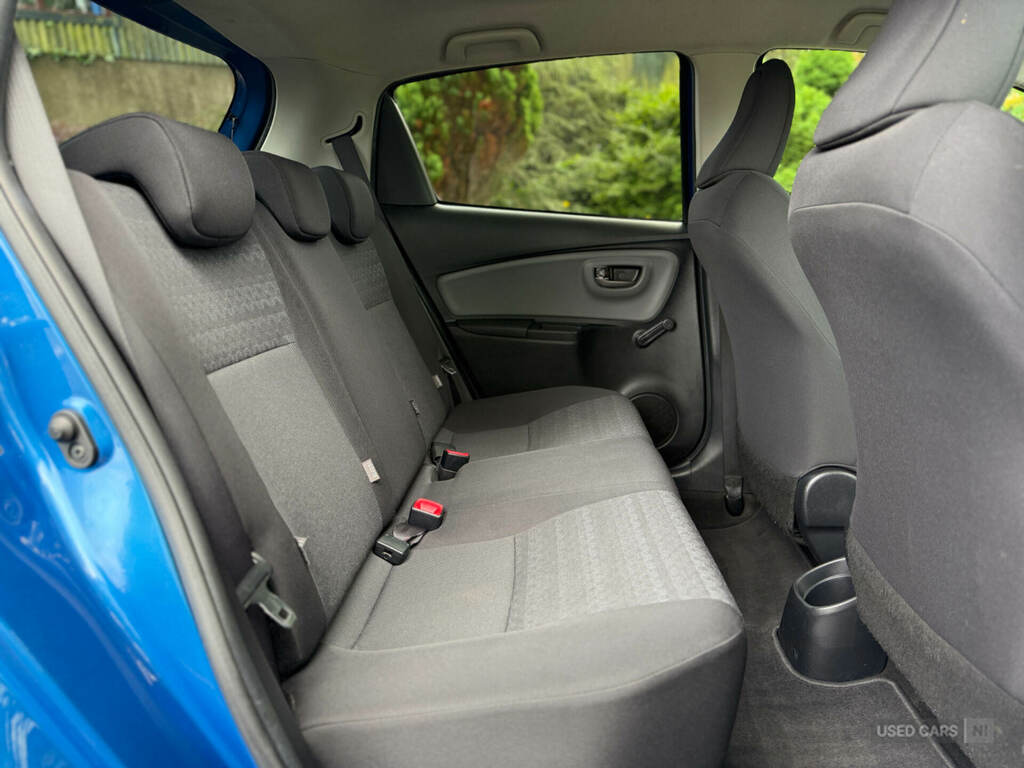 Toyota Yaris Hatchback Vvt-i Icon Red #18