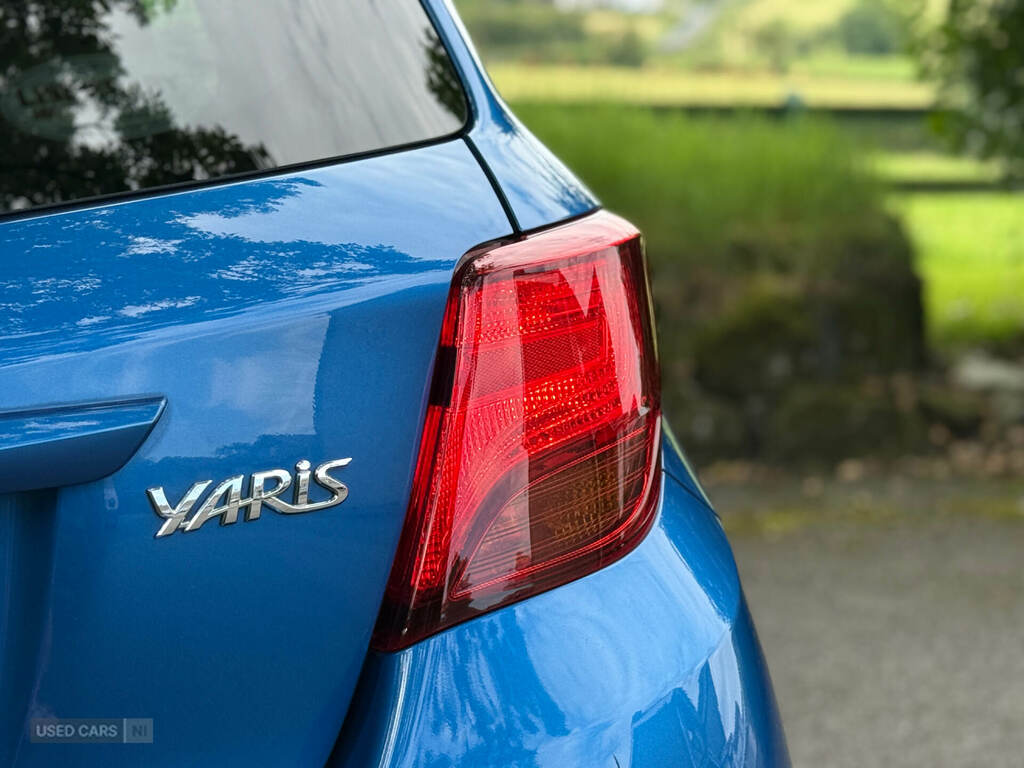 Toyota Yaris Hatchback Vvt-i Icon Red #13