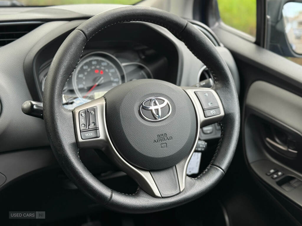 Toyota Yaris Hatchback Vvt-i Icon Red #22