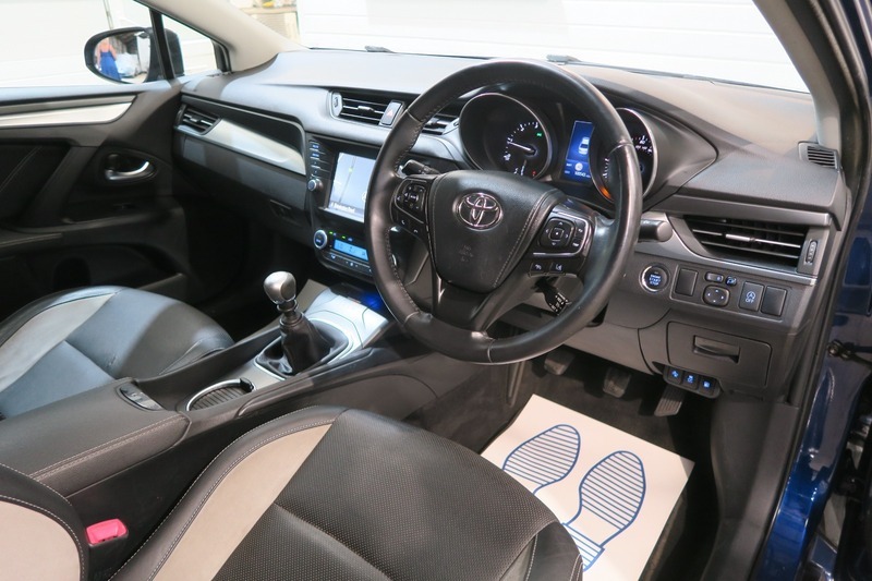 Toyota Avensis 2.0 D-4d Excel Euro 6 Ss White #21