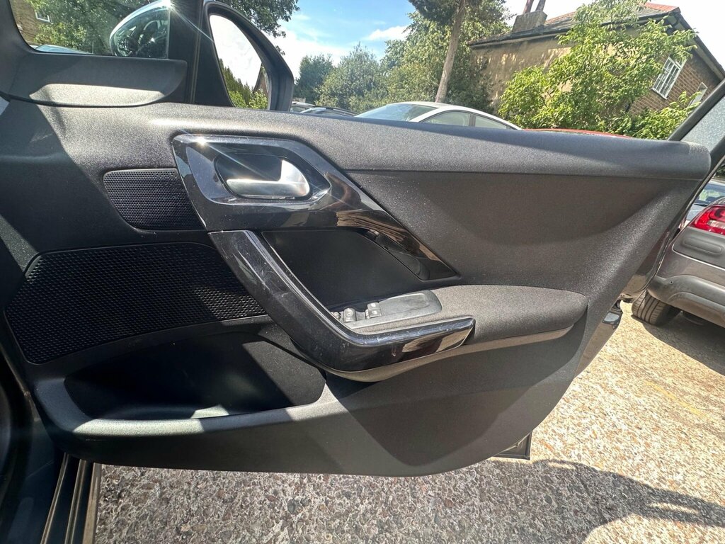 Peugeot 208 1.0 Puretech Access Ac Hatchback Man White #17