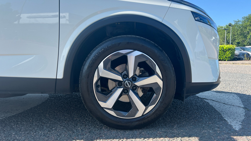 Nissan Qashqai Qashqai 1.3 Dig-t Mh 158 N-connecta 4Wd Xtroni YE23NXJ White #4