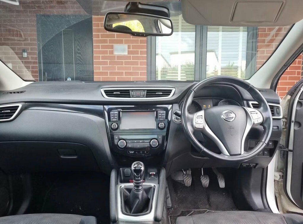 Nissan Qashqai 1.2L N-connecta White #2