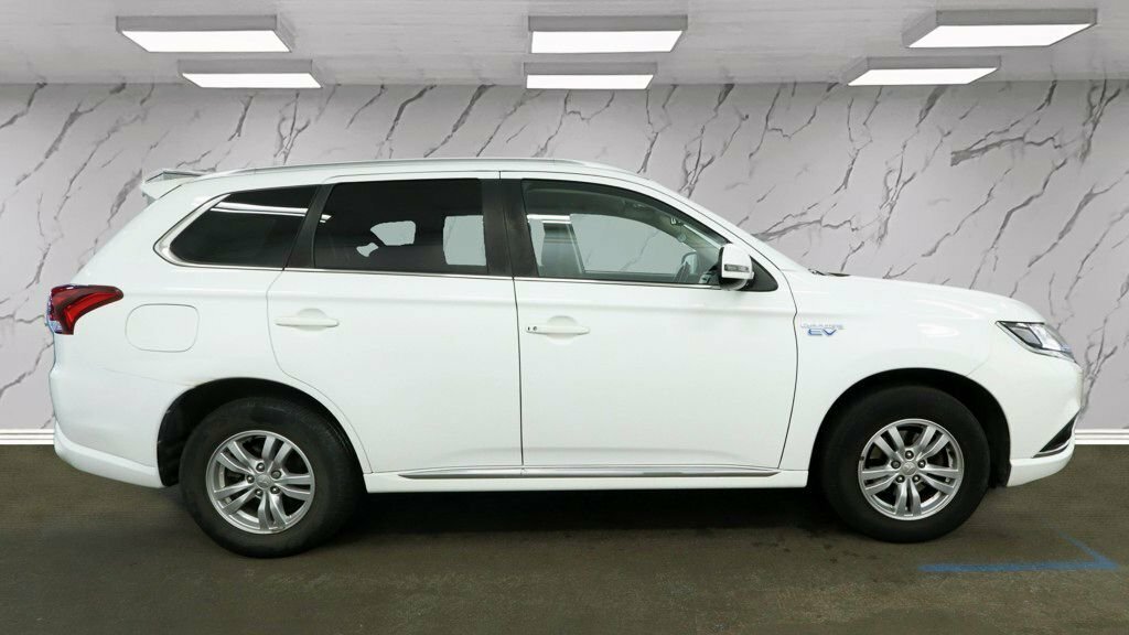 Mitsubishi Outlander 2.4L Verve White #4