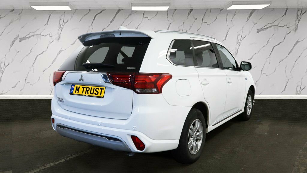 Mitsubishi Outlander 2.4L Verve White #3