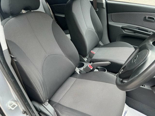 Kia RIO 1.4 Domino Hatchback 139 G Km 9 Black #19